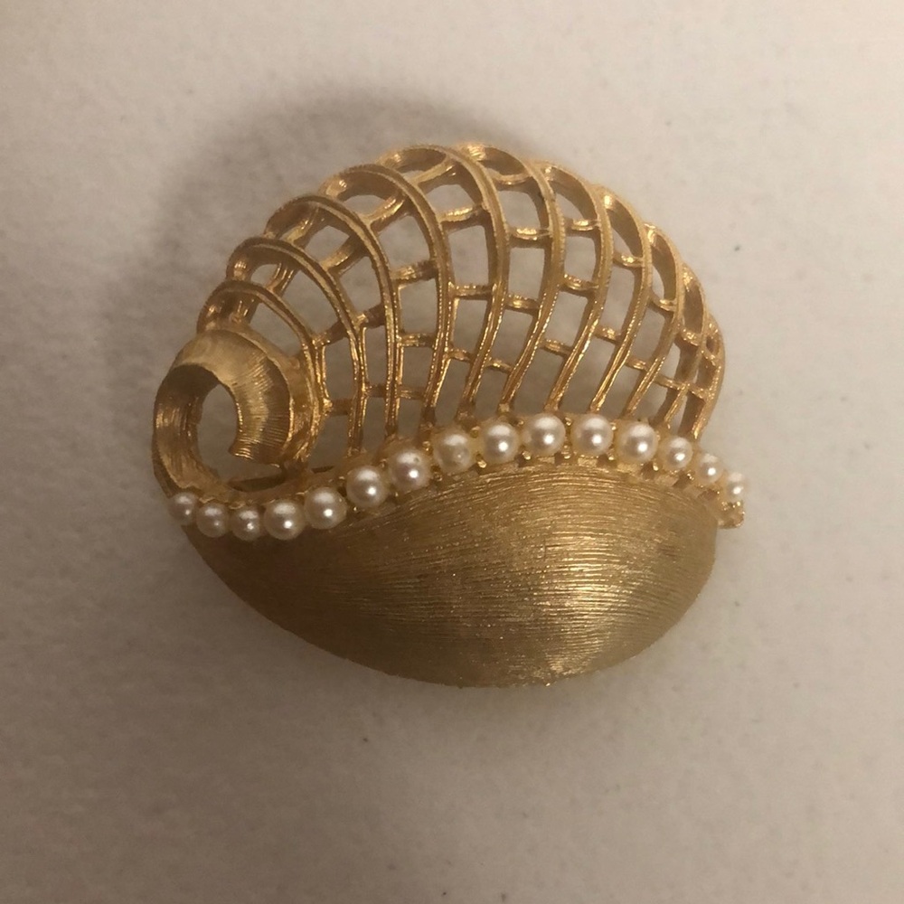 Vintage Ultra Gold Shell Brooch Pin Faux Pearls Elegant